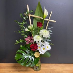 Bouquet Foliole moderne calla blanc, rose rouge, monstera, marguerite blanche crémone blanc, alstomérias blanc et rose rouge