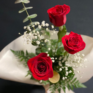 bouquet 3 roses rouges fleuriste foliole le leader de la livraison florale rive nord de montreal
