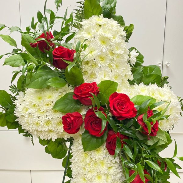 Croix cascade d'amours Dimensions : 75 cm Haut x 50 cm Large. Symbole d'espoir et de souvenir éternel. fleuriste foliole