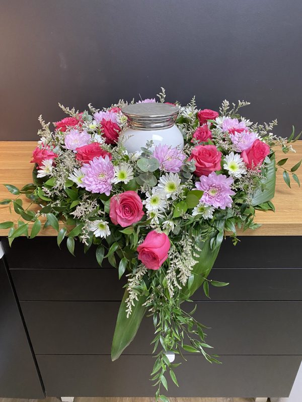 Composition florale funéraire avec urne, fleurs dans les tons doux et pastels, cascade de fleurs deuil, Fleuriste Foliole Rosemère.