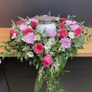 Composition funéraire avec urne et cascade de fleurs roses et blanches