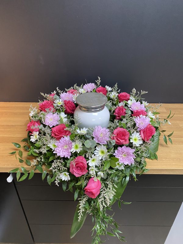 Composition florale funéraire avec urne, fleurs dans les tons doux et pastels, cascade de fleurs deuil, Fleuriste Foliole Rosemère.