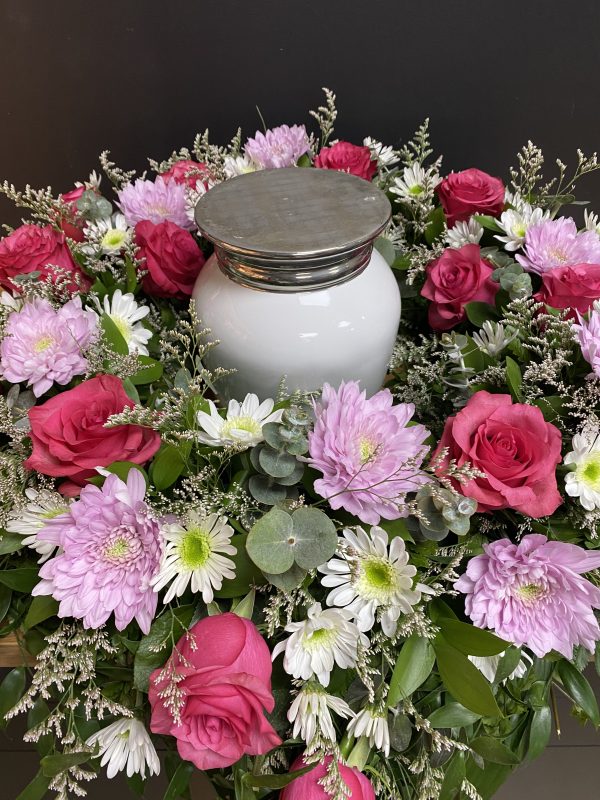 Composition florale funéraire avec urne, fleurs dans les tons doux et pastels, cascade de fleurs deuil, Fleuriste Foliole Rosemère.